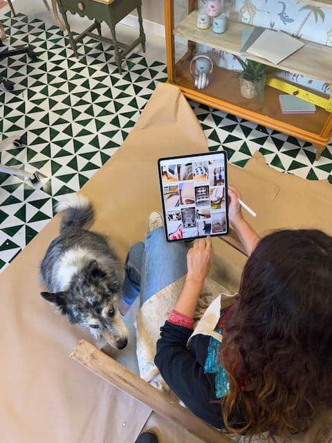 Gema buscando inspiración para pintar el sillon con chalk paint