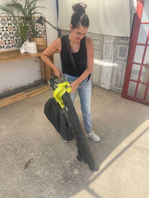 Cómo pintar el suelo de tu terraza paso a paso 3 Limpiamos el suelo de la terraza que vamos a pintar