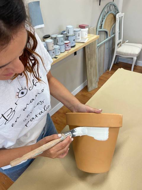 Ideas de color y decoración para exteriores: dale vida a tu terraza 57 Pintamos la maceta de terracota con una base blanca