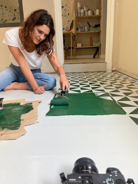 Guía para restaurar y pintar una tarima flotante 26 Pintamos la tarima flotante con ayuda de la plantilla