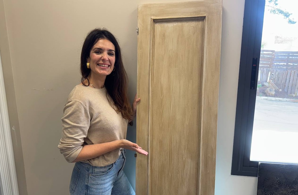 Cómo cambiar el color de las puertas oscuras a claras: resultado final y Gema
