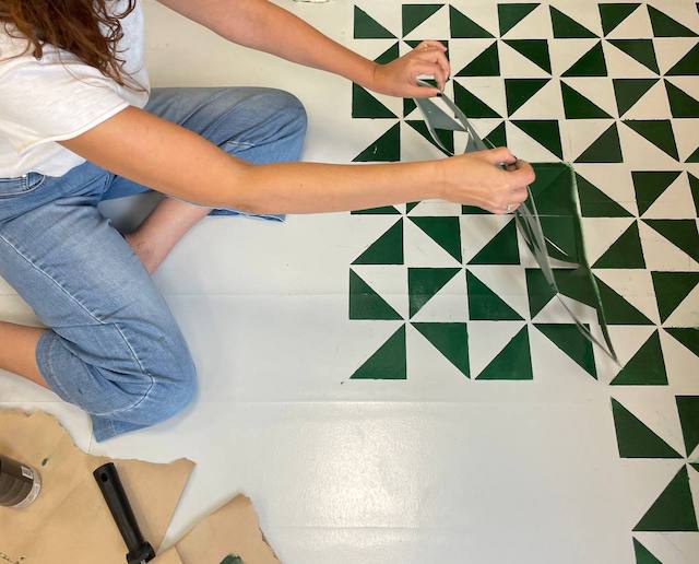 Guía para restaurar y pintar una tarima flotante 27 Gema moviendo la plantilla del suelo pintado