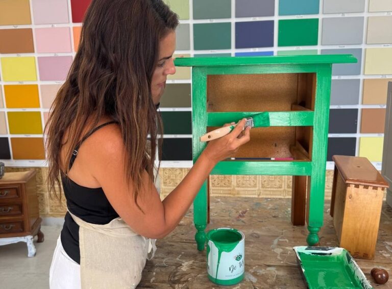 Cómo pintar una mesita de pino en Verde Ordovás: dale un toque fresco a tu decoración