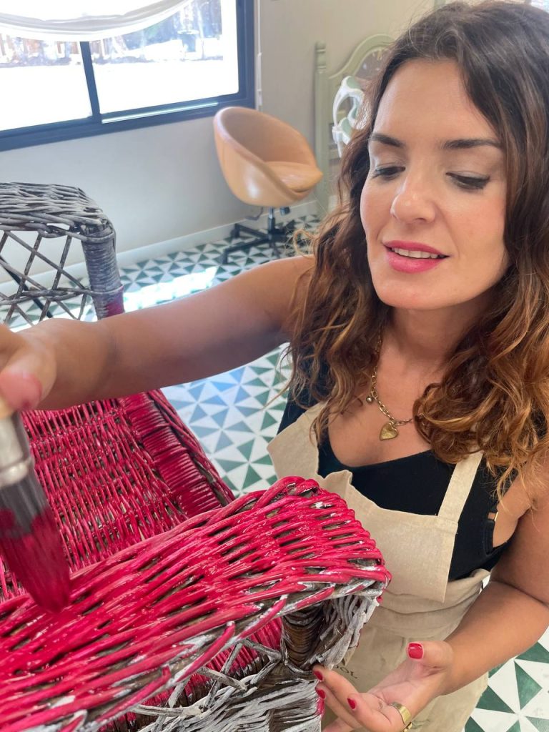 Ideas de color y decoración para exteriores: dale vida a tu terraza 52 Gema pintando mueble mimbre