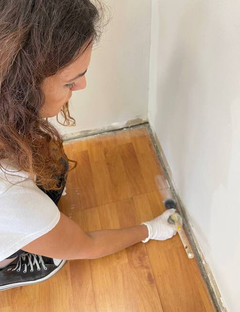 Guía para restaurar y pintar una tarima flotante 12 Recortamos con una brocha las esquinas de la tarima flotante