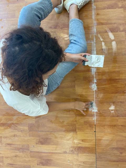 Guía para restaurar y pintar una tarima flotante 7 Reparamos las imperfecciones con masilla