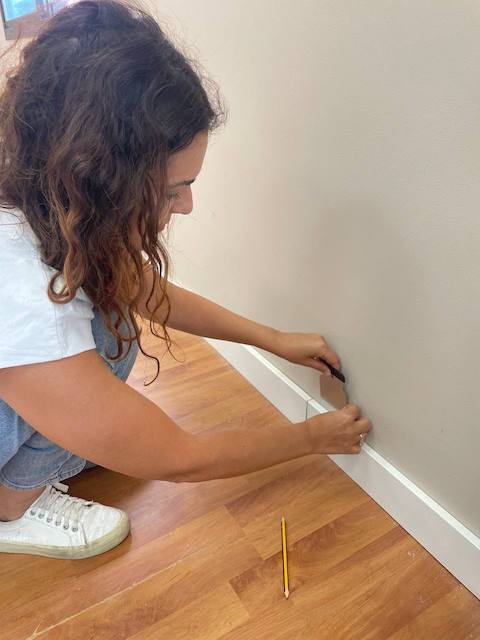 Guía para restaurar y pintar una tarima flotante 9 Quitamos los rodapie antes de pintar