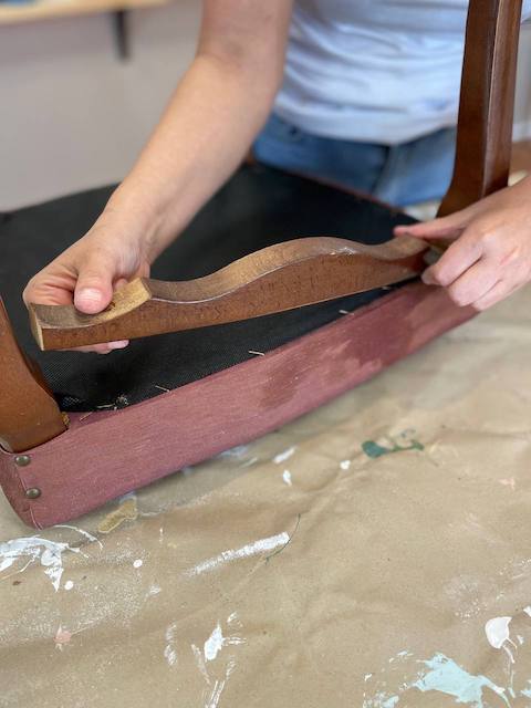 Cómo pintar sillas de madera 4 Desatornillamos la madera de la parte de abajo