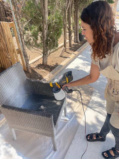 Cómo pintar sillas de ratán sintético paso a paso 7 Aplicamos la imprimación con pistola en la silla de ratán sintético