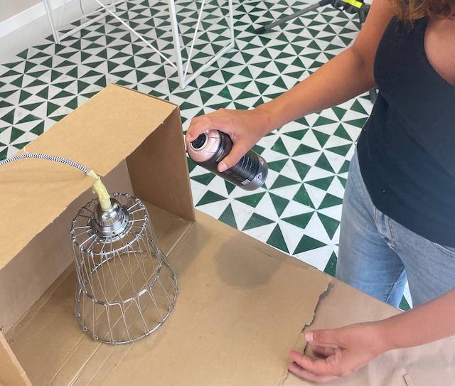 Pintar lámparas de techo: ilumina con estilo 7 Gema pintando lámpara de techo con spray rosa