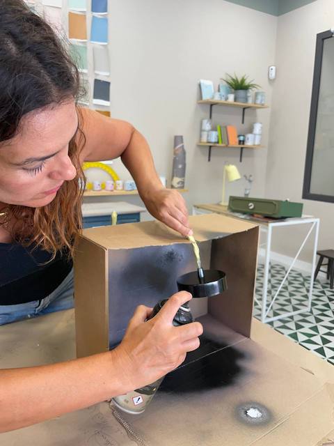 Pintar lámparas de techo: ilumina con estilo 9 Gema pintando lámpara en color negro