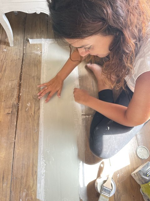 Cómo reparar tu tarima flotante rayada 11 Pintura en color Tierra Mojada para la base de la reparación de la tarima