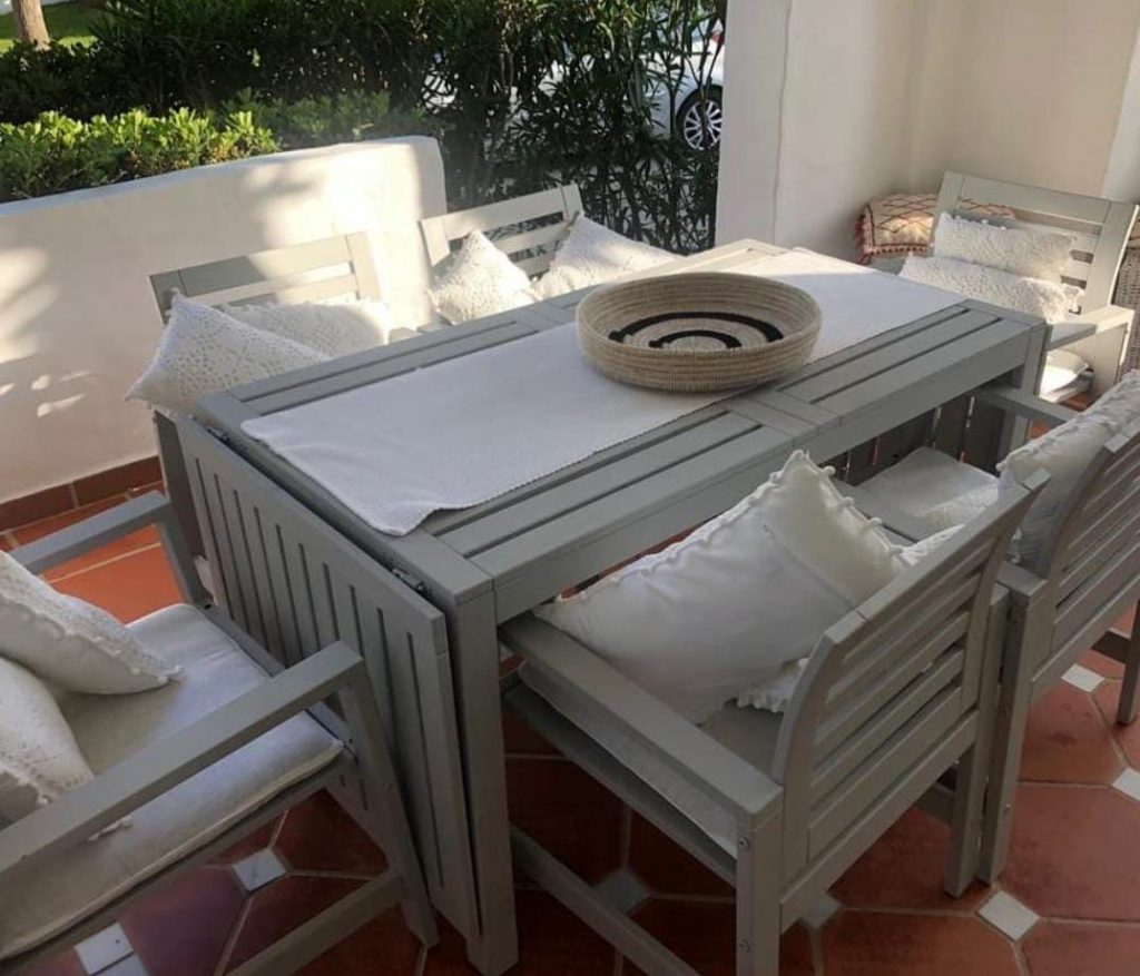 Conjunto de muebles de exterior pintados en gris