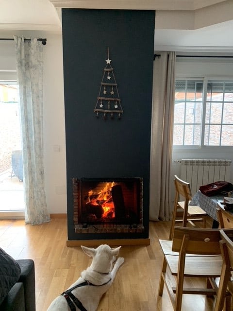 Chimenea pintada en Haya Azul