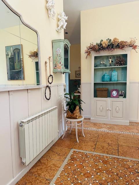 Mueble, espejo y friso pintado