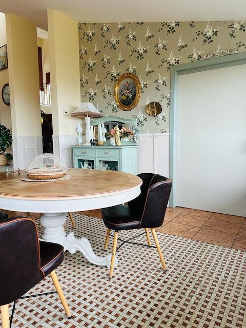 Mesa de comedor pintada