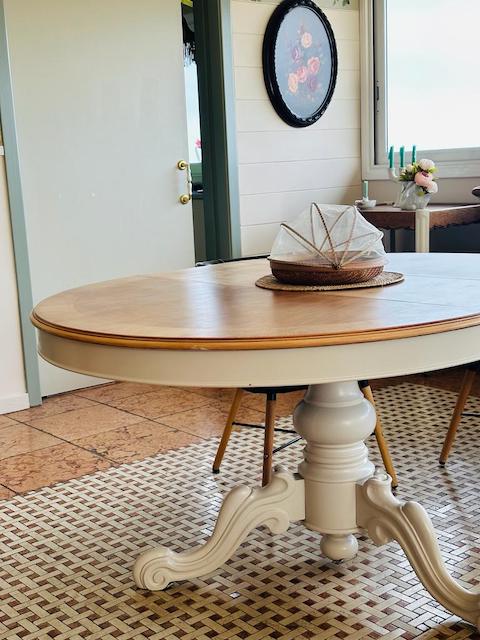 Mesa de comedor pintada