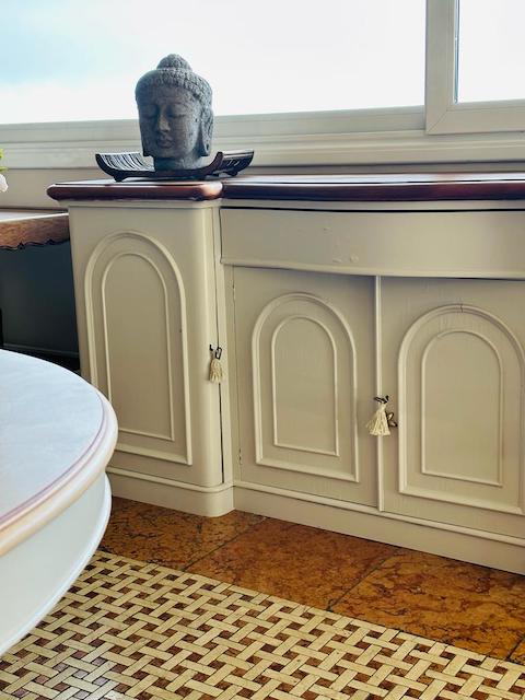 Mueble pintado en color claro