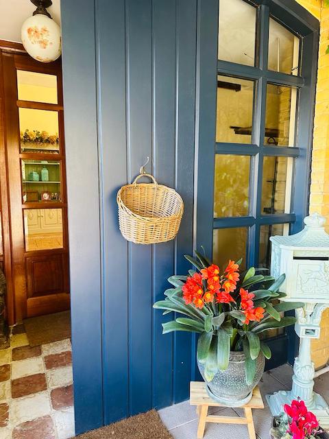 Puerta de entrada pintada en Azul Noche