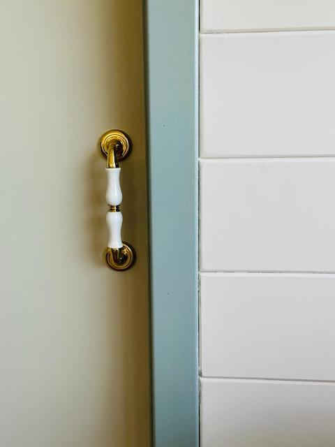 Puerta interior pintada y friso