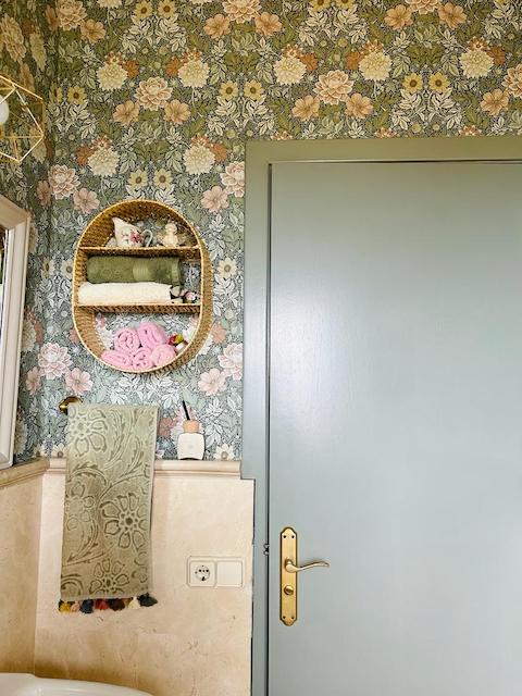 Puerta interior de baño pintada