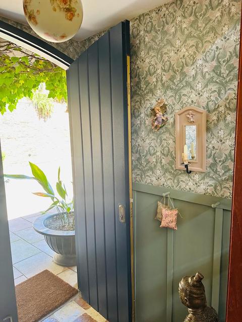 Puerta de entrada pintada y zócalo