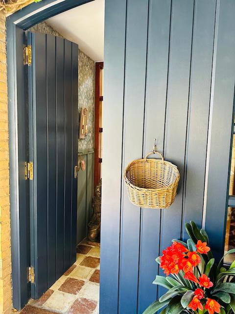 Puerta de entrada pintada