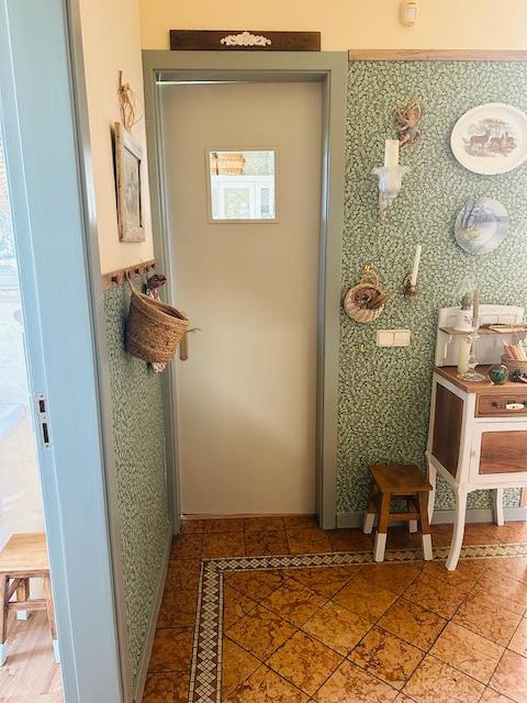 Puerta pintada verde