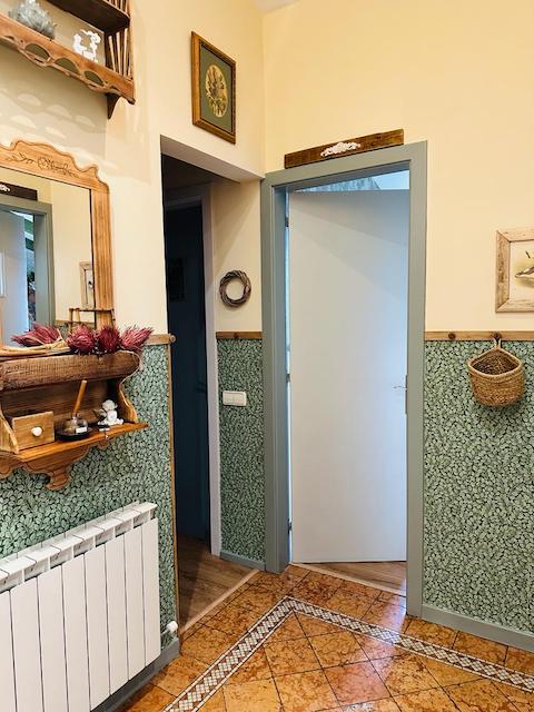 Puerta y pared pintadas verde y Lino