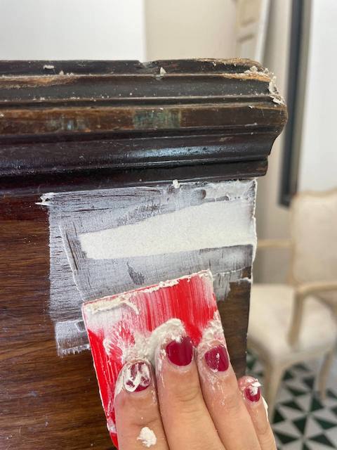 Pintar una cómoda con chalk paint con acabado profesional 13 Enmasillamos todas las imperfecciones laterales de la cómoda