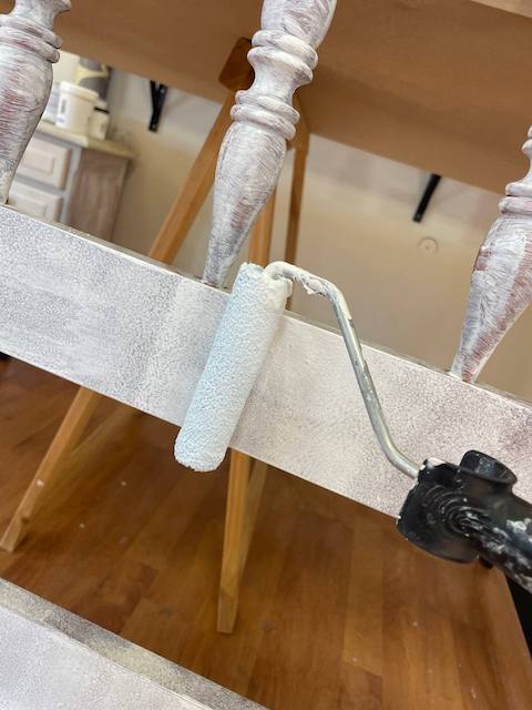 Cómo restaurar un viejo cabecero 11 Aplicamos el Primer con rodillo