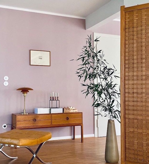 Tips para pintar paredes con muebles oscuros: Lavanda