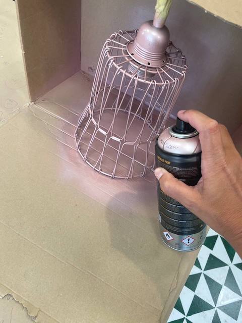 Pintar lámparas de techo: ilumina con estilo 8 Pintamos lámpara de techo con spray