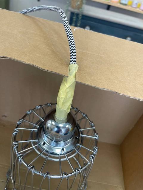 Pintar lámparas de techo: ilumina con estilo 6 Si pintáis con spray, poned alrededor algo o hacerlo en la calle para evitar manchas.