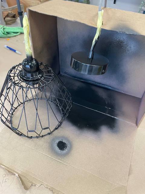 Pintar lámparas de techo: ilumina con estilo 10 Pintamos la lampara con spray negro