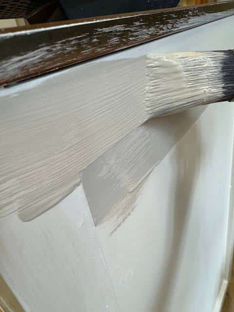 Aplicamos la pintura en el mueble del lavabo que vamos a pintar