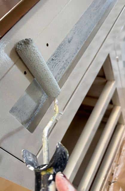 Pintamos con rodillo el mueble del lavabo que vamos a pintar