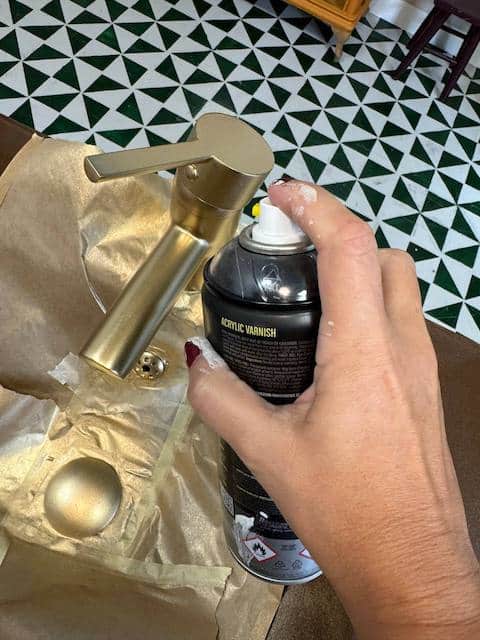 Pintamos el grifo de lavabo que vamos a pintar con spray dorado