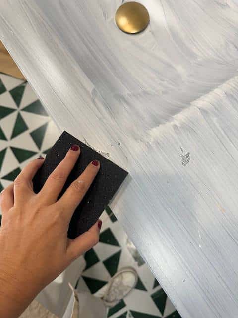 Lijamos tras la primera mano de pintura en el lavabo