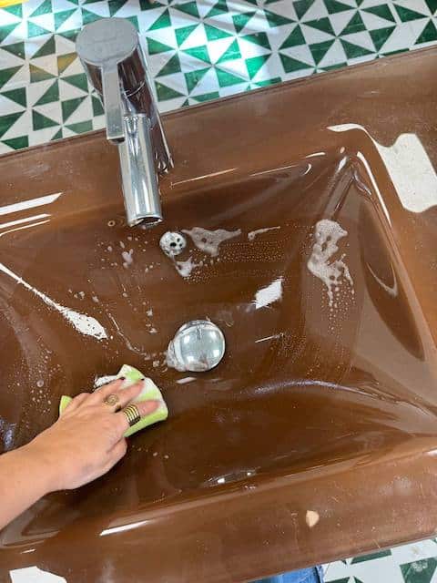 Limpiamos el lavabo que vamos a pintar con Superclean