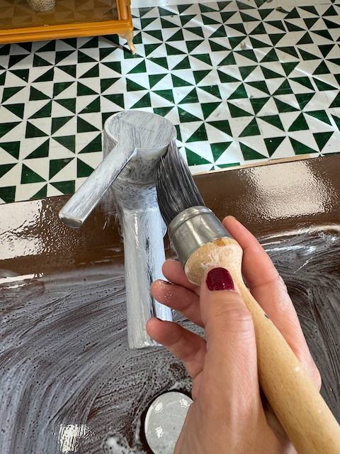 Aplicamos imprimación al grifo del lavabo que vamos a pintar