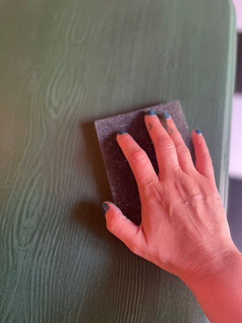 Cómo restaurar una mesa de madera 39 Efecto madera en sobre color verde