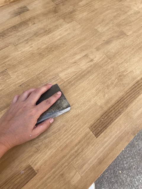 Lijamos la pátina para integrarla en la encimera de la cocina de exterior