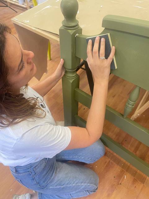 Cómo restaurar un viejo cabecero 28 Lijamos un poco entre manos