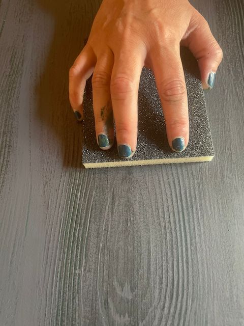 Cómo hacer efecto madera con pintura 22 Pasamos lija sobre pátina