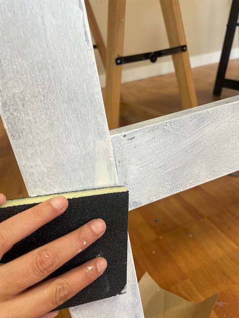 Cómo restaurar un viejo cabecero 19 Pasamos la lija por los imperfectos con masilla