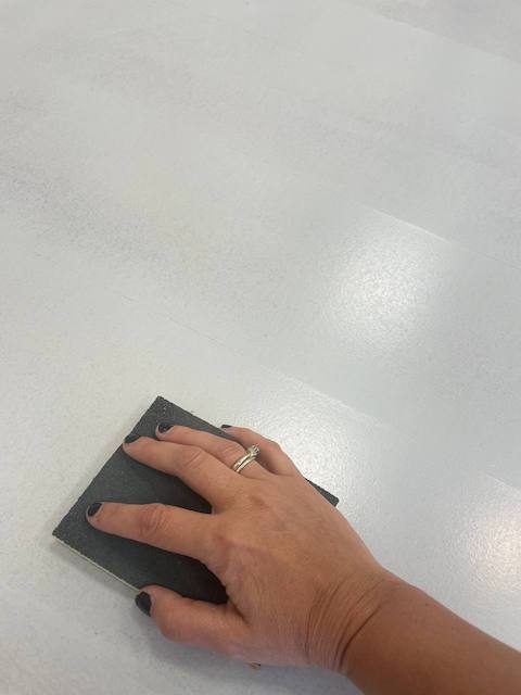 El secreto para hacer efecto cemento en encimeras 6 Nos ayudamos de la lija para limpiar la superficie.