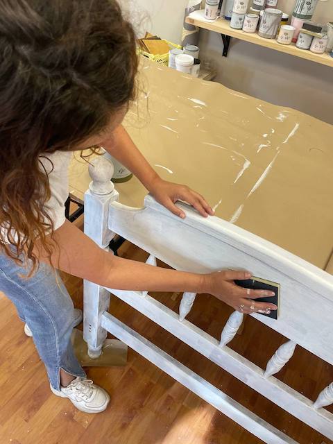 Cómo restaurar un viejo cabecero 20 Pasaremos una lija fina tras secar la imprimación