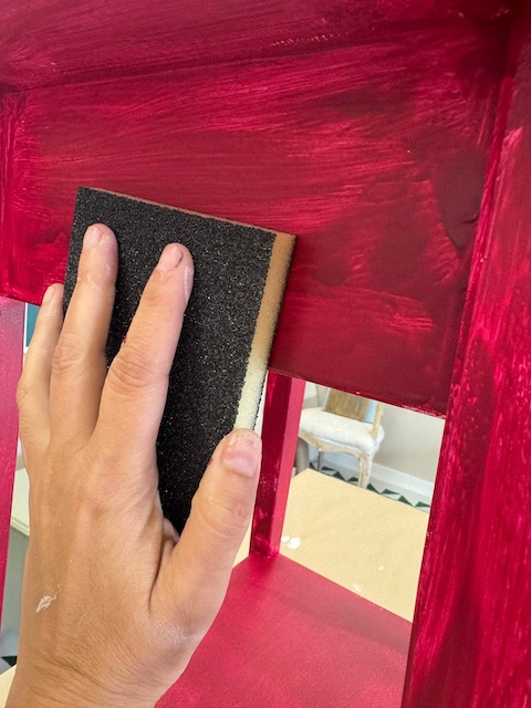 Cómo pintar mesitas de IKEA 14 Lijamos la mesita de IKEA entre manos de pintura