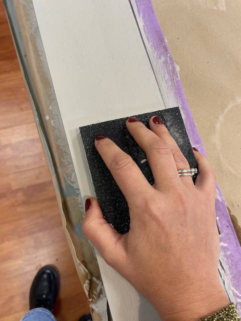 Cómo aclarar la madera de un mueble 17 Lijamos entre manos